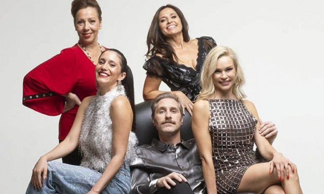 «Σπασμένα τακούνια»: Περιοδεία σε όλη την Ελλάδα για την ανατρεπτική κωμωδία