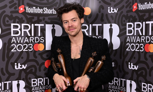 Χάρι Στάιλς: Eμφάνιση-έκπληξη στα BRIT Awards μετά το δυναμικό του comeback