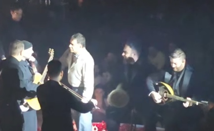 Γιώργος Μαζωνάκης: Συνέχισε να τραγουδά χωρίς μικρόφωνο μετά το μπλακ άουτ στην Ακτή Πειραιαιώς