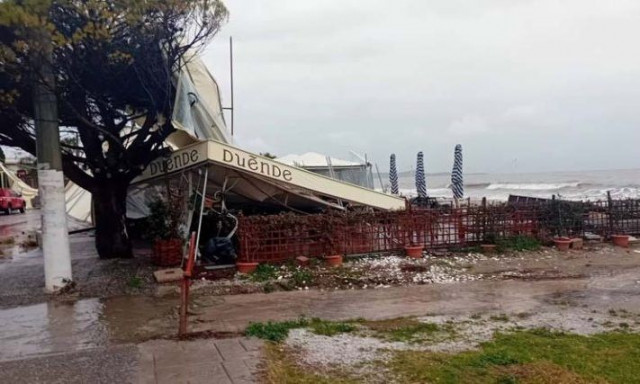 Κακοκαιρία: Ανεμοστρόβιλος ξήλωσε τέντες καταστημάτων στον Μαραθώνα - Ι.Χ παρασύρθηκε στο Πικέρμι