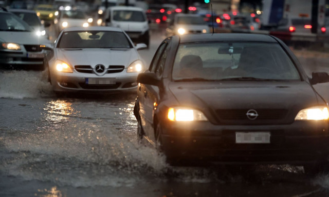 Κακοκαιρία: «Σφυροκόπημα» σε Αχαΐα και Ηλεία - Χιλιάδες κεραυνοί