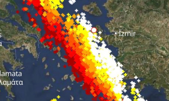 Κακοκαιρία: Χάρτης με ισχυρό σύμπλεγμα καταιγίδων πάνω από το Αιγαίο που ξεπερνάει τα 600 χιλιόμετρα