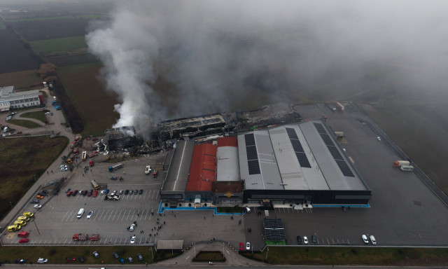 Όλεθρος και απόλυτη καταστροφή στο εργοστάσιο Βιολάντα στα Τρίκαλα – Συγκλονιστικές εικόνες