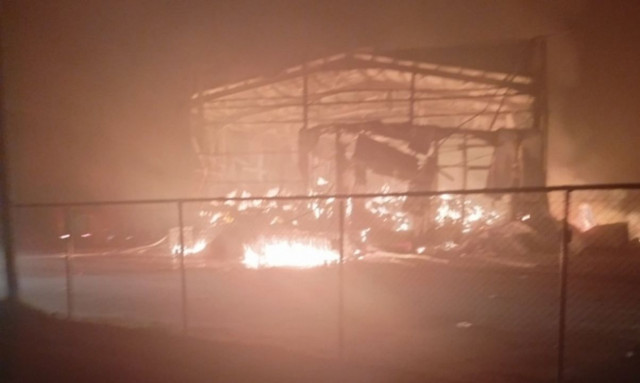 Γεωργιάδης: «Έξι άτομα στο νοσοκομείο, ο ένας πυροσβέστης» από τη φωτιά σε εργοστάσιο στα Τρίκαλα