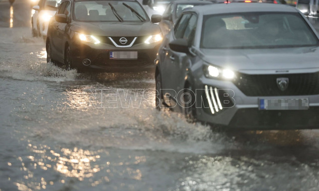Προβλήματα από την κακοκαιρία: Πτώσεις δέντρων, διακοπές ηλεκτροδότησης σε Αττική και Κρήτη