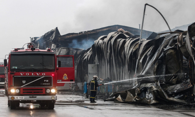 Τα Τρίκαλα θρηνούν και ρωτούν τι φταίει για τη φονική πυρκαγιά στο εργοστάσιο «Βιολάντα»