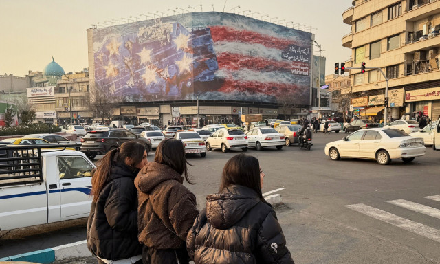 Ιράν: «Αυτός που σπέρνει άνεμο, θύελλα θα θερίσει» - Με γιγαντοαφίσα στην Τεχεράνη απειλεί τις ΗΠΑ