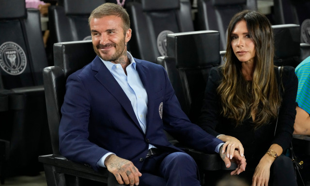 Βικτόρια και Ντέιβιντ Μπέκαμ πιασμένοι χέρι-χέρι στην Εβδομάδα Μόδας του Παρισιού