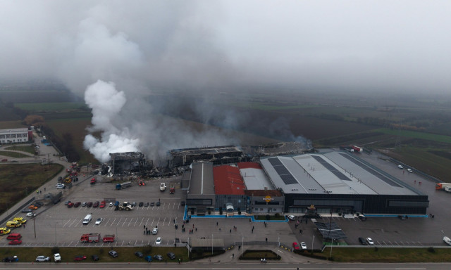 LIVEBLOG - Τέσσερις νεκρές, μια αγνοούμενη από την τρομακτική έκρηξη και την πυρκαγιά στη «Βιολάντα»