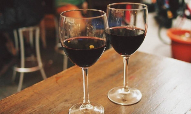 Χειρότερα από κρασί και μπύρα: Ποιο αλκοολούχο ποτό επιβαρύνει περισσότερο το συκώτι