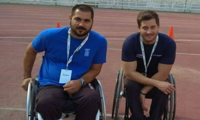 Ο Ρεθυμνιώτης που παραδίδει μαθήματα ζωής και κατέκτησε τον κόσμο πάνω σε ένα αμαξίδιο