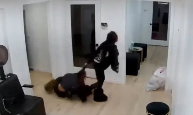 Σοκαριστικό βίντεο: Κομμώτρια σέρνει από την κουκούλα 15χρονη πελάτισσα επειδή δεν πλήρωσε