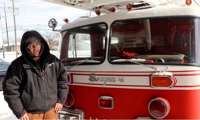 Άνδρας στην Οκλαχόμα σώζει άστεγους από το πολικό ψύχος με το vintage πυροσβεστικό του – Βίντεο