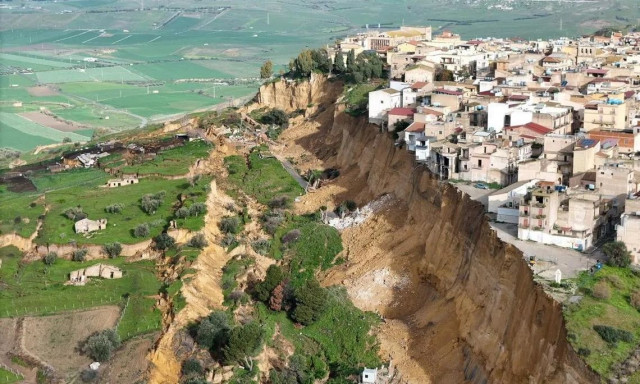 Σικελία: Κατολίσθηση 4 χιλιομέτρων στη Νισέμι - Σπίτια στο χείλος του γκρεμού