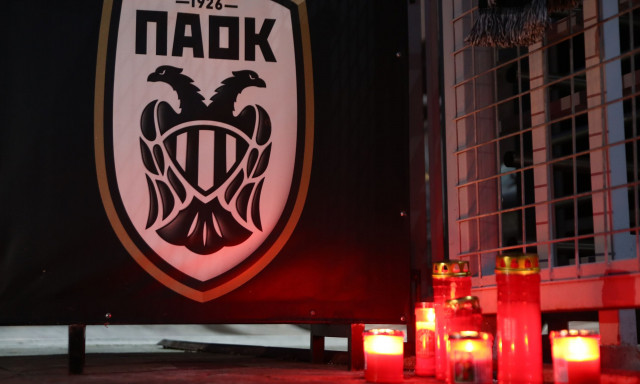 Δυστύχημα με φιλάθλους ΠΑΟΚ: Λουλούδια, κεριά και κασκόλ αφήνουν κάτοικοι στο γήπεδο της Τούμπας