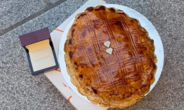 Έκοψαν το γλυκό και βρήκαν διαμάντι 500 ευρώ: «Το περάσαμε για αστείο»