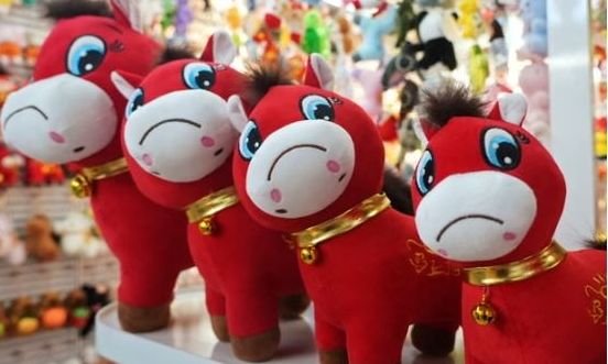 Το ελαττωματικό λούτρινο αλογάκι που έγινε viral στην Κίνα - Όταν το burnout απέκτησε πρόσωπο