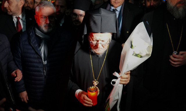 Στην Τούμπα ο Οικουμενικός Πατριάρχης: Άφησε λευκά τριαντάφυλλα για τα θύματα της τραγωδίας