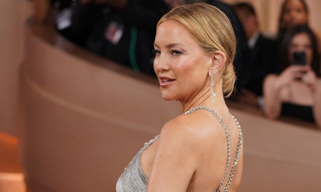 Kate Hudson: Εντυπωσίασε στην Εβδομάδα Υψηλής Ραπτικής στο Παρίσι με statement look γεμάτο λάμψη