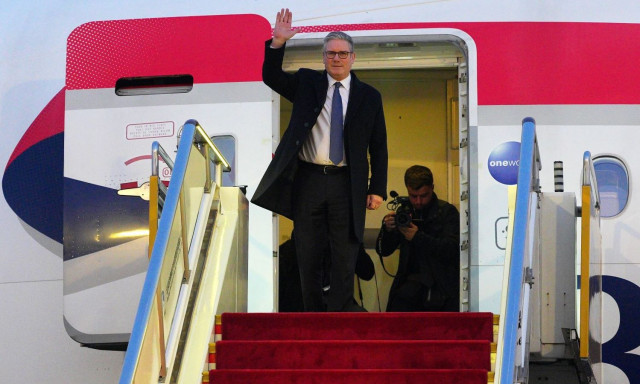 Στη Κίνα για τριήμερη επίσκεψη ο Βρετανός πρωθυπουργός – Τι επιδιώκει το Πεκίνο