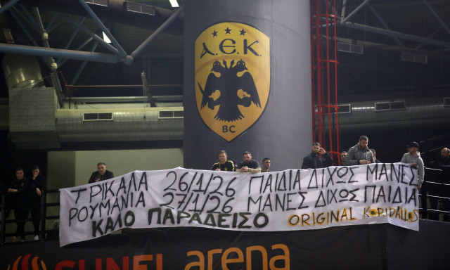 Συγκλονιστικό πανό οπαδών της ΑΕΚ: «Παιδιά δίχως μάνες – Μάνες δίχως παιδιά»