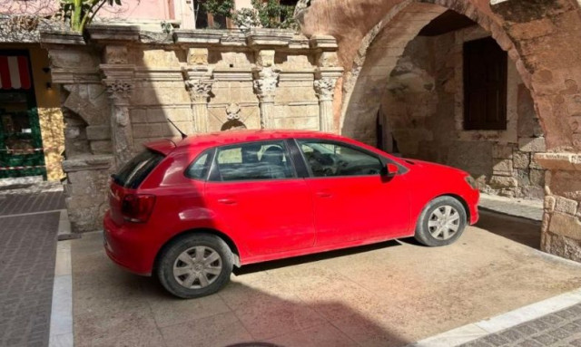 Ρέθυμνο: Αμάξι στάθμευσε μπροστά στην Κρήνη Ριμόντι
