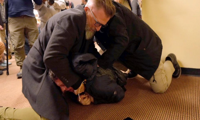 Μινεσότα: Άνδρας έριξε άγνωστη ουσία στη βουλευτή των Δημοκρατικών Ιλχάν Ομάρ