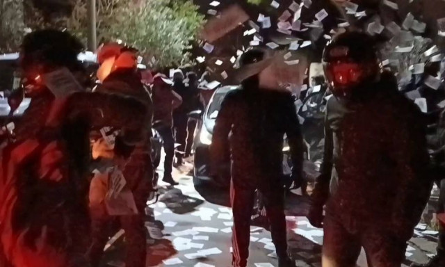 Μέλη του Ρουβίκωνα πέταξαν τρικάκια σε γραφεία πετρελαϊκής εταιρίας