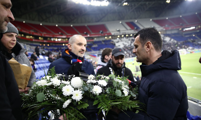 Λιόν – ΠΑΟΚ: Συγκινητικές στιγμές στη Γαλλία | Στεφάνι των γηπεδούχων στη μνήμη των θυμάτων