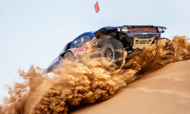 Ford: Το Raptor T1+ «ζωγραφίζει» στους αμμόλοφους του Dakar Rally και ανεβαίνει στο βάθρο