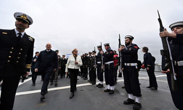 Ο Δένδιας υποδέχθηκε στη φρεγάτα «Κίμων» τη Γαλλίδα ομόλογό του Κατρίν Βοτρέν