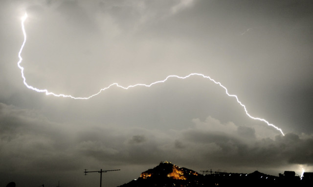 Καιρός: Με καταιγίδες και χαλαζοπτώσεις η Πέμπτη – Πότε θα χτυπήσει η «Kristin» την Αττική