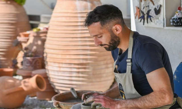 Σε αυτό το χωριό του Ρεθύμνου η μαγεία της κεραμικής ζωντανεύει καθημερινά για μικρούς και μεγάλους