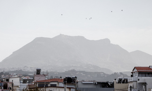 Κρήτη: Το Ηράκλειο «πνίγεται» από την αφρικανική σκόνη - Μειωμένη η ορατότητα