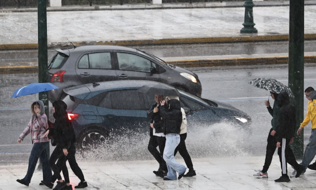 Καταιγίδα αυτή την ώρα στην Αττική - Έντονη βροχόπτωση και χαλάζι