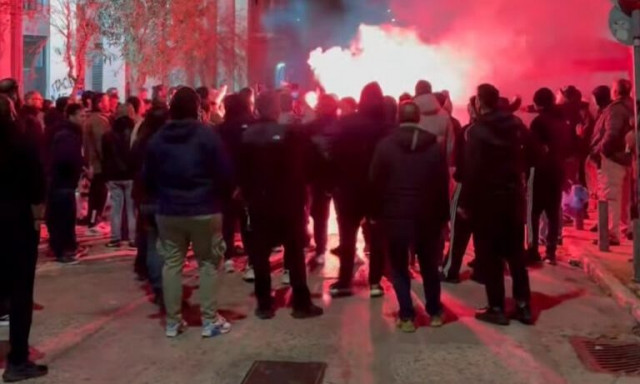 ΠΑΟΚ: Πορεία στην Ομόνοια από οπαδούς που τίμησαν την μνήμη των νεκρών του τροχαίου