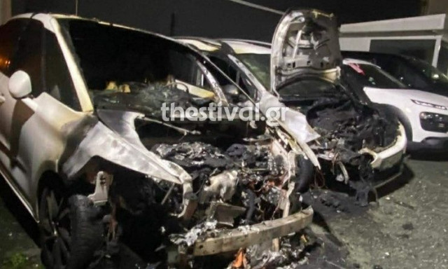 Θεσσαλονίκη: Φωτιά σε μάντρα με μεταχειρισμένα οχήματα – Κάηκαν δύο ΙΧ