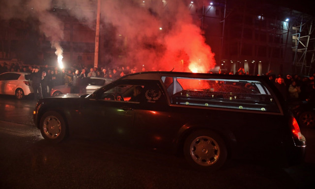 Έφτασαν στην Τούμπα οι σοροί των επτά οπαδών του ΠΑΟΚ - «Αδέλφια ζείτε, εσείς μας οδηγείτε»