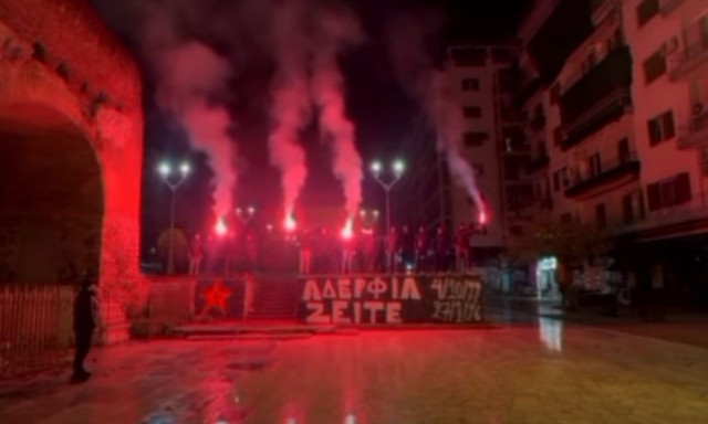 ΠΑΟΚ: Η Θύρα 4 τίμησε τη μνήμη των επτά οπαδών με πυρσούς στην Καμάρα