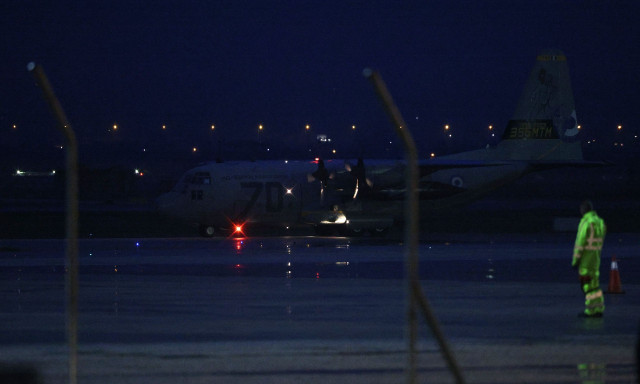 Προσγειώθηκε το C130 με τις σορούς των οπαδών του ΠΑΟΚ
