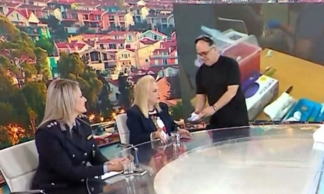 Η Ματίνα Παγώνη πήρε μαντηλάκια στον «αέρα» και έκανε σαν… παιδί που παίρνει το δώρο του