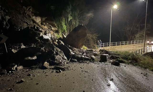 Κατολίσθηση μεγάλων βράχων στο Αγρίνιο - Αποκαταστάθηκαν άμεσα οι ζημιές