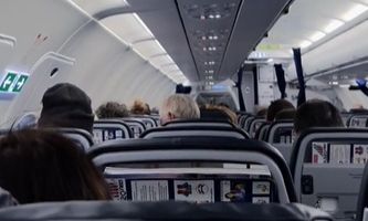 «Ούτε πουλιά δεν προσγειώνονται έτσι» – Έλληνας πιλότος δίνει… ρεσιτάλ σε πτήση και γίνεται viral