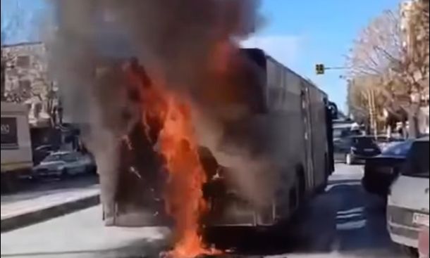 Λεωφορείο τυλίχθηκε στις φλόγες στη Θεσσαλονίκη - Δείτε βίντεο