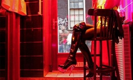 Θεσσαλονίκη: Έφοδος της ΕΛΑΣ σε δύο οίκους ανοχής - Δύο λειτουργούσαν παρά τις αποφάσεις σφράγισης