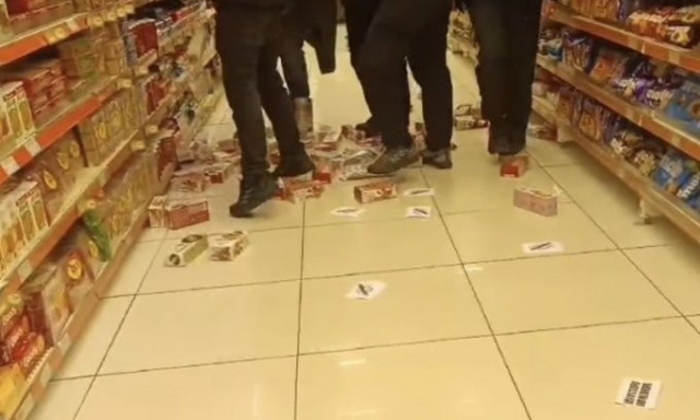 Βόλος: Νεαροί πέταξαν και ποδοπάτησαν προϊόντα «Βιολάντα» σε σούπερ μάρκετ - Τρικάκια και συνθήματα