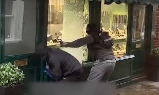 Λονδίνο: Δύο μασκοφόροι ξήλωσαν τζαμαρία και λήστεψαν κοσμηματοπωλείο μέρα μεσημέρι - Δείτε βίντεο