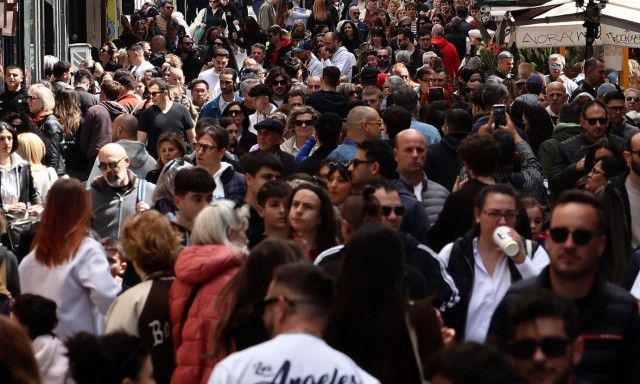 Λάρισα: Συνελήφθησαν τρία άτομα που αγκάλιαζαν και έκλεβαν τα θύματα τους