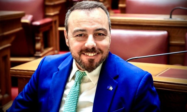 Φραγκίσκος Παρασύρης: Με σοβαρό κάταγμα στο πόδι ο βουλευτής του ΠΑΣΟΚ