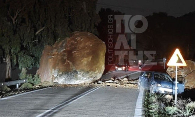 Χίος: Βράχος αποκολλήθηκε και κατέληξε στον δρόμο μετά από κατολίσθηση - Χτύπησε διερχόμενο ΙΧ